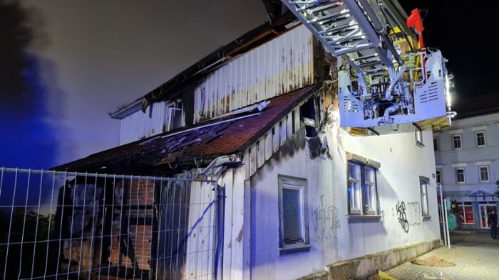 Feuerwehr-Einsatz:  Leerstehendes Gebäude in Ilmenau brennt