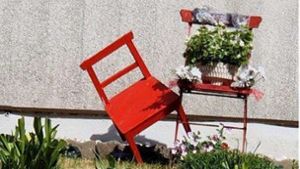 Kreativ-Aktionen: Erst roter Stuhl, jetzt Blumen und ein Lächeln