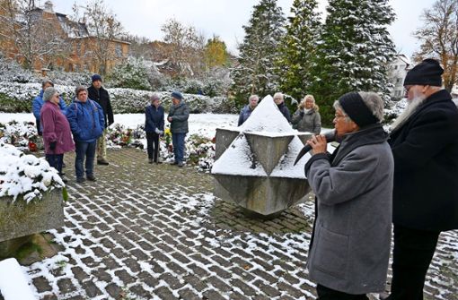 Am Obelisken sprach Gabriele Damm aus Holzhausen Worte des Gedenkens und blies Liedmelodien auf dem Gemshorn. Foto: Karl-Heinz Veit