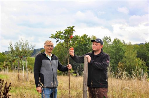 Mitten in der Natur, der sie bereits seit Jahren sehr verbunden sind: Dirk Renelt (links) und sein Neffe Franz Neundorf kümmern sich gemeinsam um den  eigenen Garten.  Ihr jüngstes Projekt – der Wiedersbacher Streuobstgarten – bringt ihnen in diesem Jahr einen Anerkennungs-Naturschutzpreis ein. Foto: Katja Wollschläger