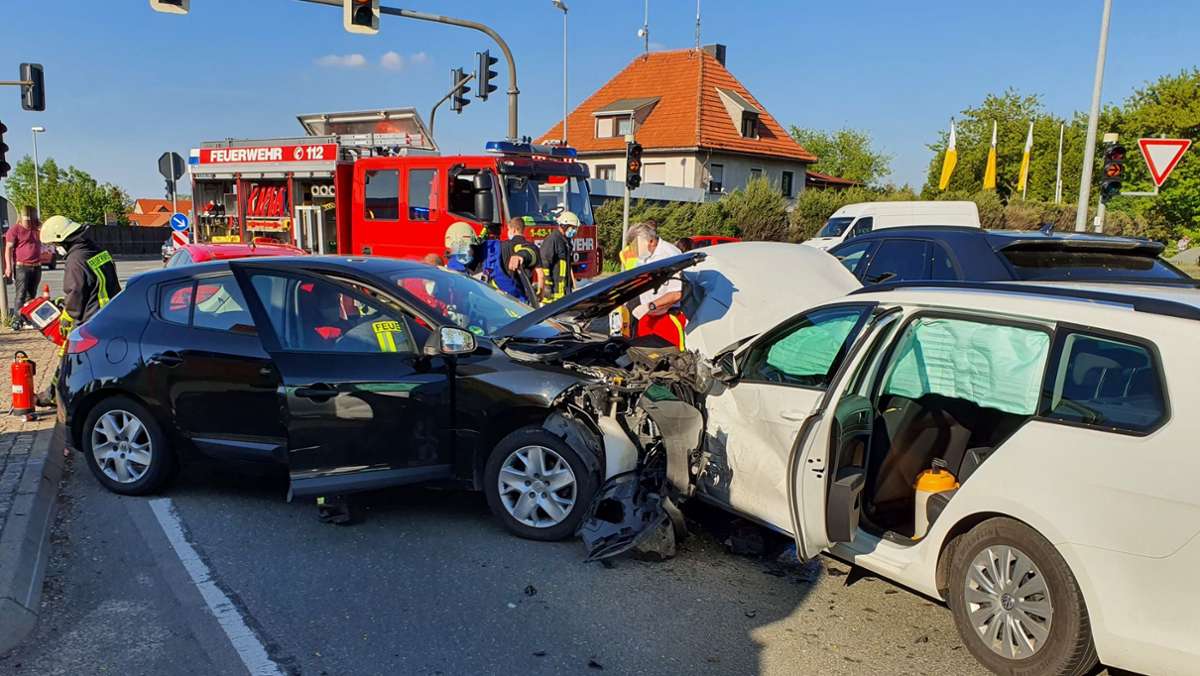 Hoher Sachschaden: Drei Schwerverletzte bei Autounfall