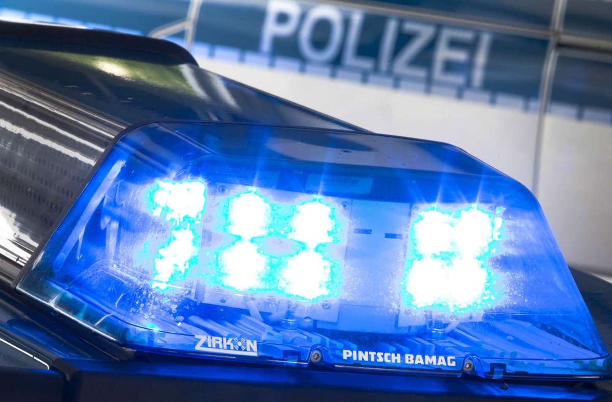 Blaulicht und Haltesignal reichten nicht, um einen 28-Jährigen in Schleusingen zu stoppen. Foto: dpa/Friso Gentsch