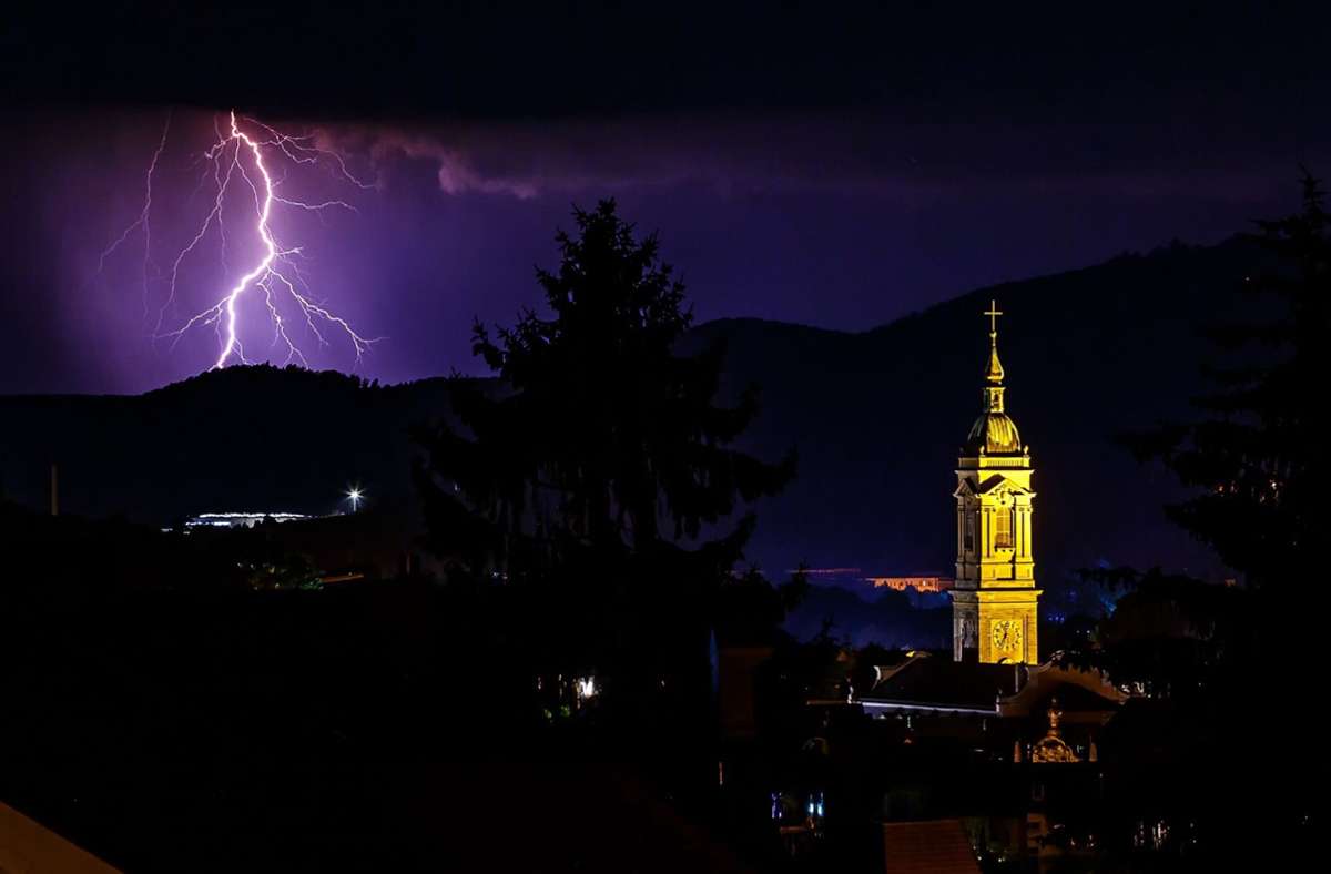 Ein Blitzeinschlag in ein Kabel führte im Werratal zu Stromausfall. Das Foto entstand vor Kurzem während eines Gewitters in Eisenach. Foto: Sascha Willms