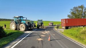 Traktor kracht auf Lastwagen 