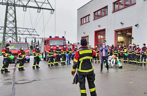 Geflasht, emotional ergriffen: Die Feuerwehr Schmalkalden überraschte Stadtbrandmeister  Michael Pfunfke (Mitte) zum 60. Geburtstag. Foto:  