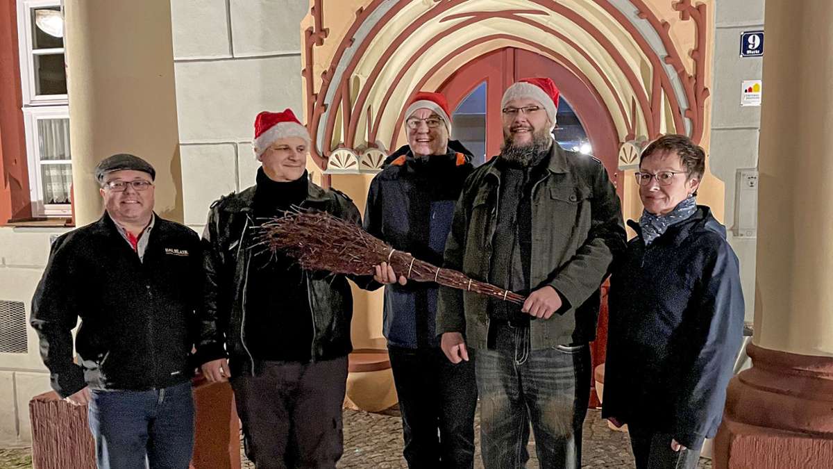 Advent in Schleusingen: Weihnachtsmann übergibt  Rute an Schwiegersohn