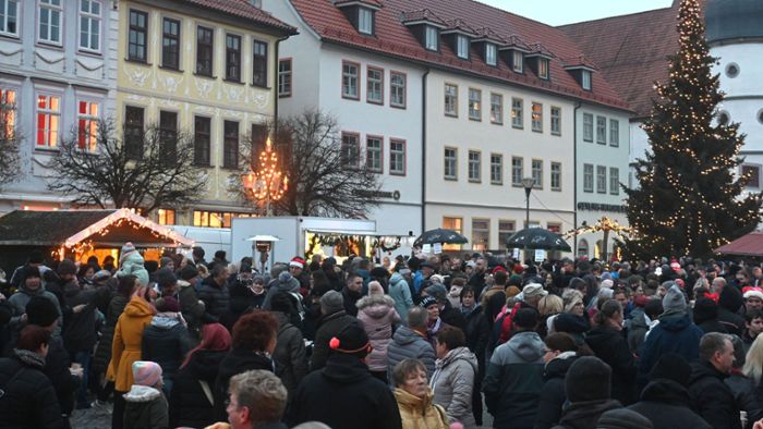 Ströme an Menschen: Gänselieschen-Glühweinmarkt in Hildburghausen