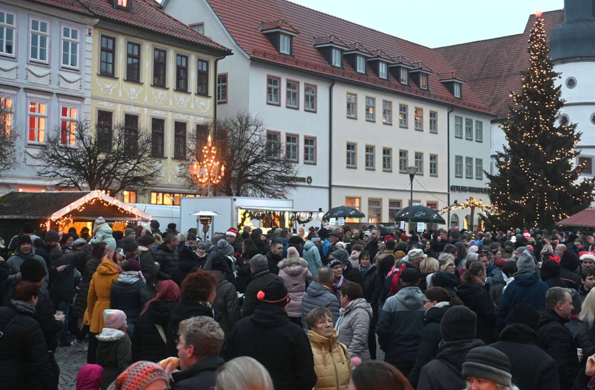 Voller Erfolg nach zwei Jahren Zwangspause: Zum Gänselieschen-Glühweinmarkt strömen die Besucher auf den Marktplatz in Hildburghausenv