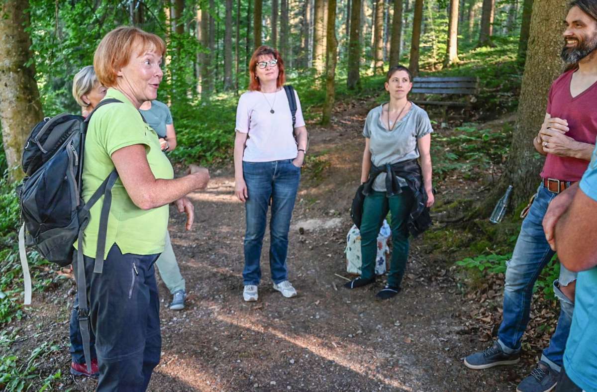 Silke Grieger, Kursleiterin für Waldbaden, nahm eine Gruppe Interessierter mit in den Wald. Foto:  