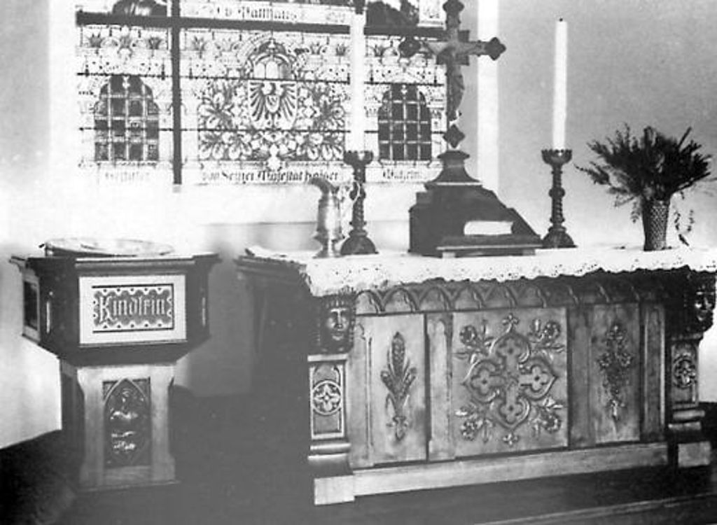 Altar und Taufstein wurden in der Rhön gefertigt und nach Lüderitzbucht gebracht. 	Archivbilder: M. Schroeder