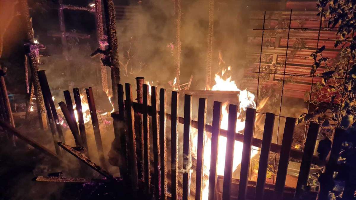 Brand in Gartenanlage: Feuer zerstört Spielhaus