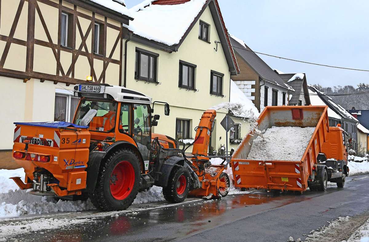 Im Ortsteil Goldlauter-Heidersbach ist bereits mit dem Abfräsen und Abfahren der Schneemassen begonnen worden.
