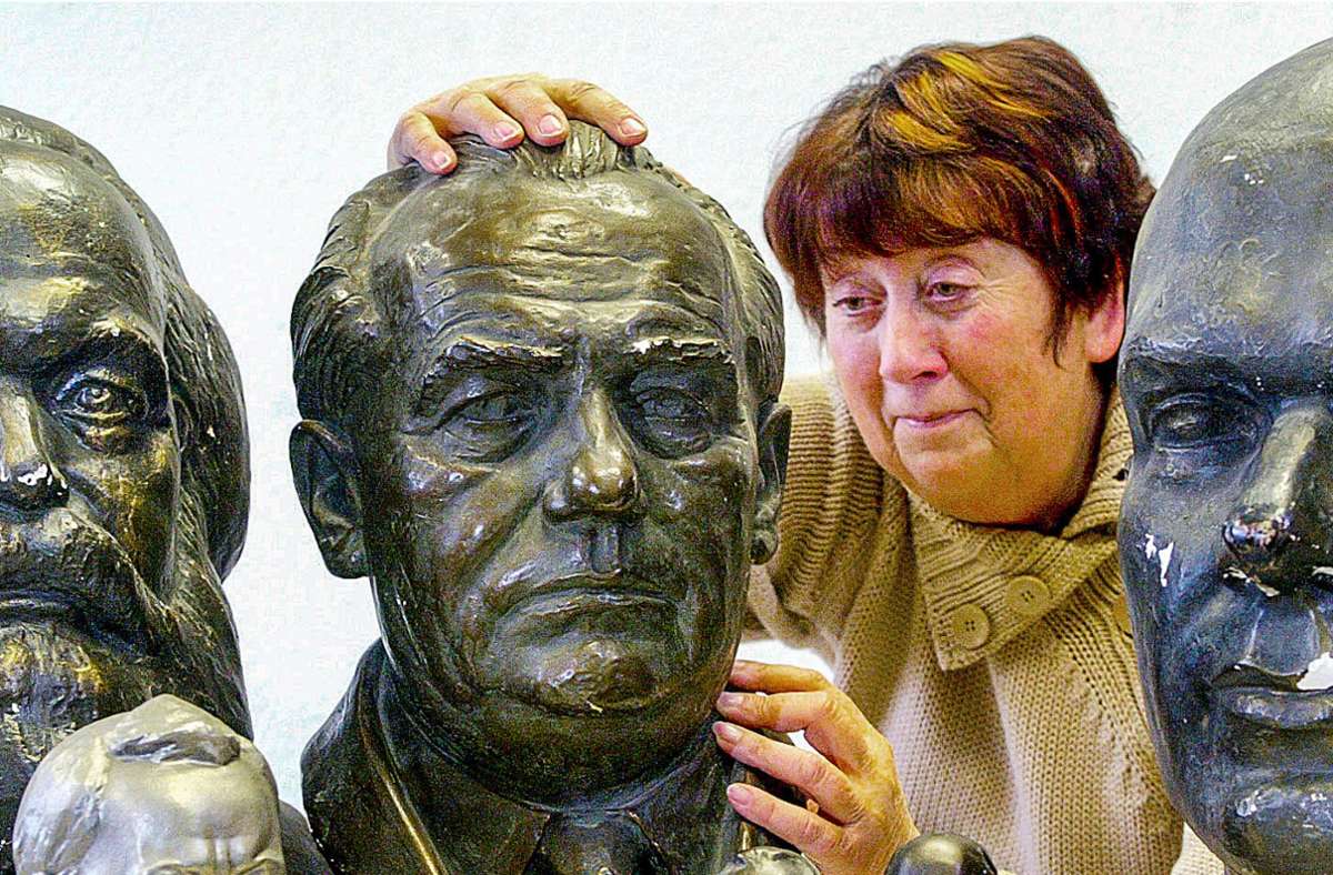 Eine Mitarbeiterin der Gedenkstätte Deutsche Teilung in Marienborn entstaubt eine Büste von Wilhelm Pieck.