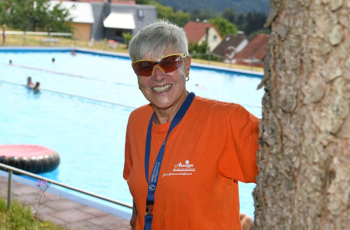 Heute: Veronika Hesse als Rettungsschwimmerin  im Waldbad Foto: /K.-H. Frank