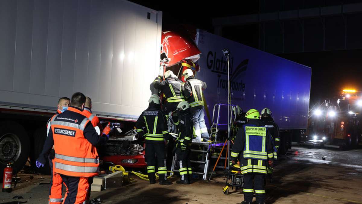 Thüringen: Kleintransporter kollidiert mit Lkw: Fahrer eingeklemmt und schwer verletzt