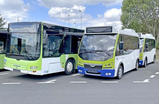 Ausgemustert: Die Karsan E-Busse sind nur hübsch anzusehen, aber nicht mehr fahrtüchtig. Der ältere MAN-Bus (links) wird durch einen neuen Setra mit Dieselantrieb ersetzt. Foto: /MBB