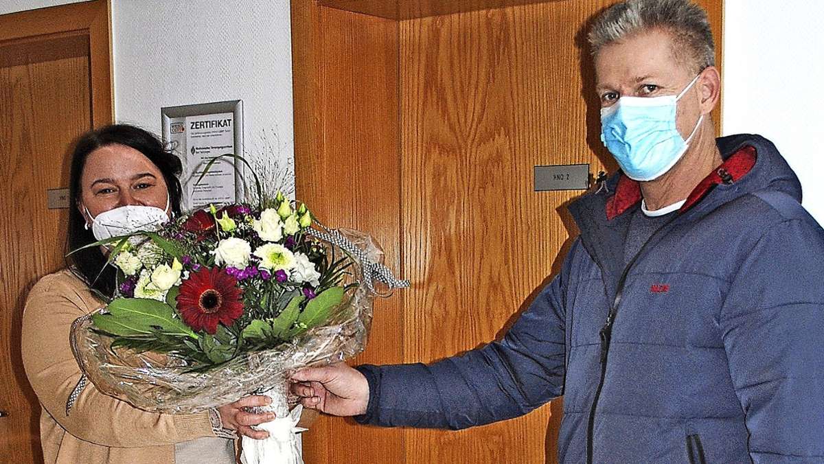 Breitungen: Neue Ärztin mit Blumen begrüßt