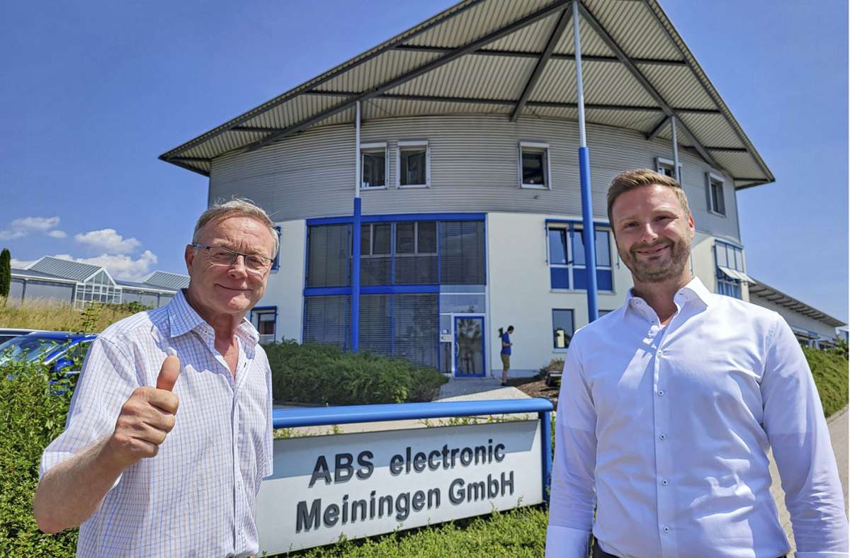 Vater Andreas Oertel (links) übergibt die Geschäftsführung der ABS electronic Meiningen GmbH an Sohn Fabian Oertel.