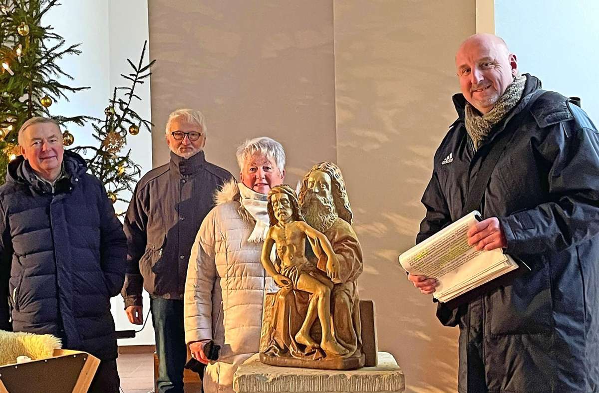 Mike Steinhauer (rechts) bei seiner ersten Tour durch Völkershausen in der Michaeliskirche im Kreise anderer alter und neuer Stadtführer. Foto: privat