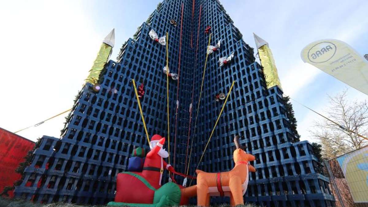 Thüringen: Weltrekord: Riesiger Weihnachtsbaum aus 2790 Getränkekisten