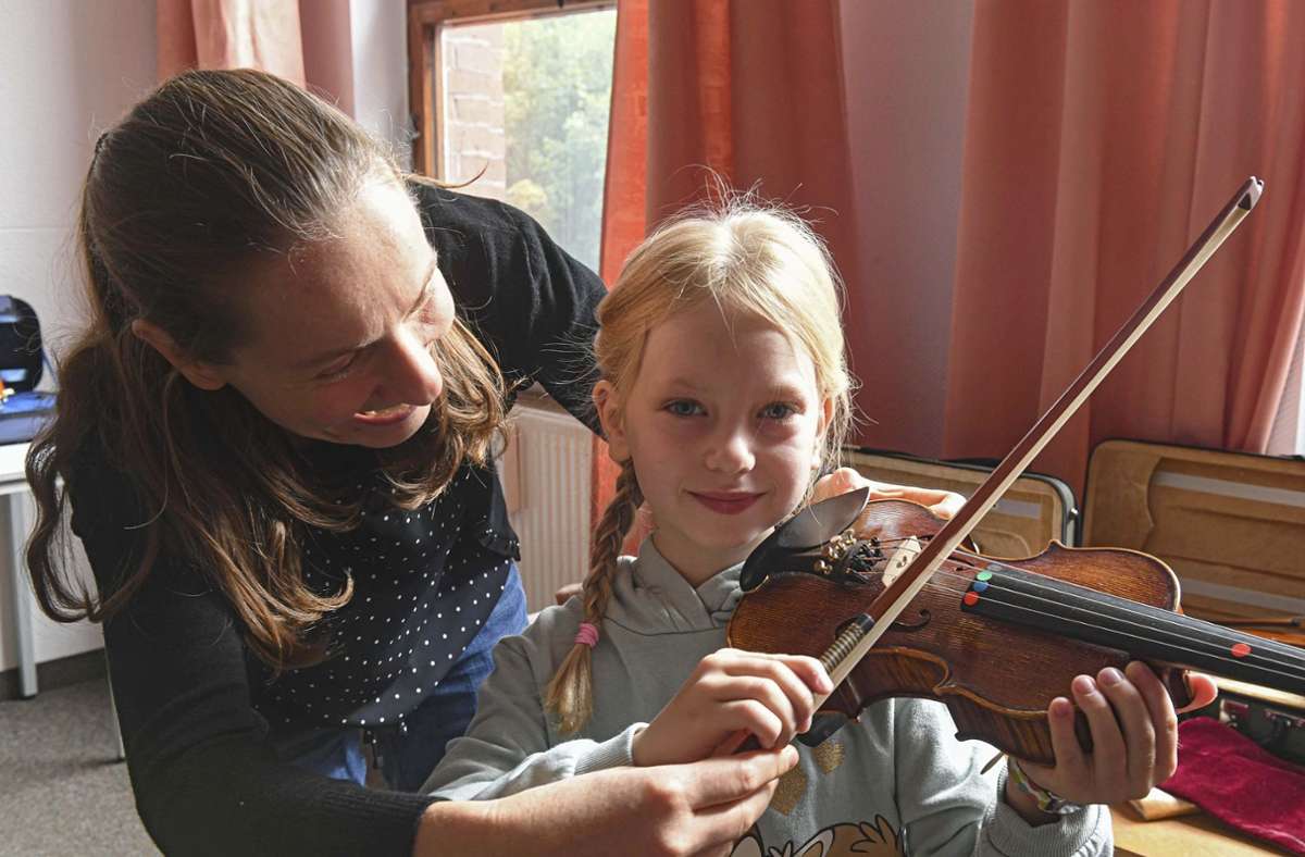 Geigenlehrerin Kornelia Racz zeigt  Elisa (7) aus Suhl, wie der  Bogen richtig angesetzt wird.