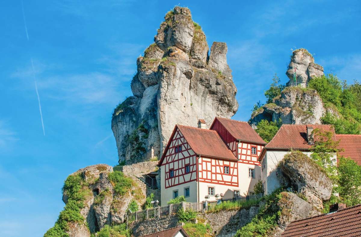 Zwischen den beiden Felsnadeln liegt der ehemalige Judenhof, in dem das Fränkische Schweiz Museum eine Heimat gefunden hat und Jahr für Jahr die vielen Wissbegierigen empfängt.