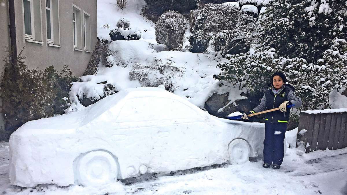 Schneeskulptur: Früh übt sich, was ein Suhler Autobauer werden will
