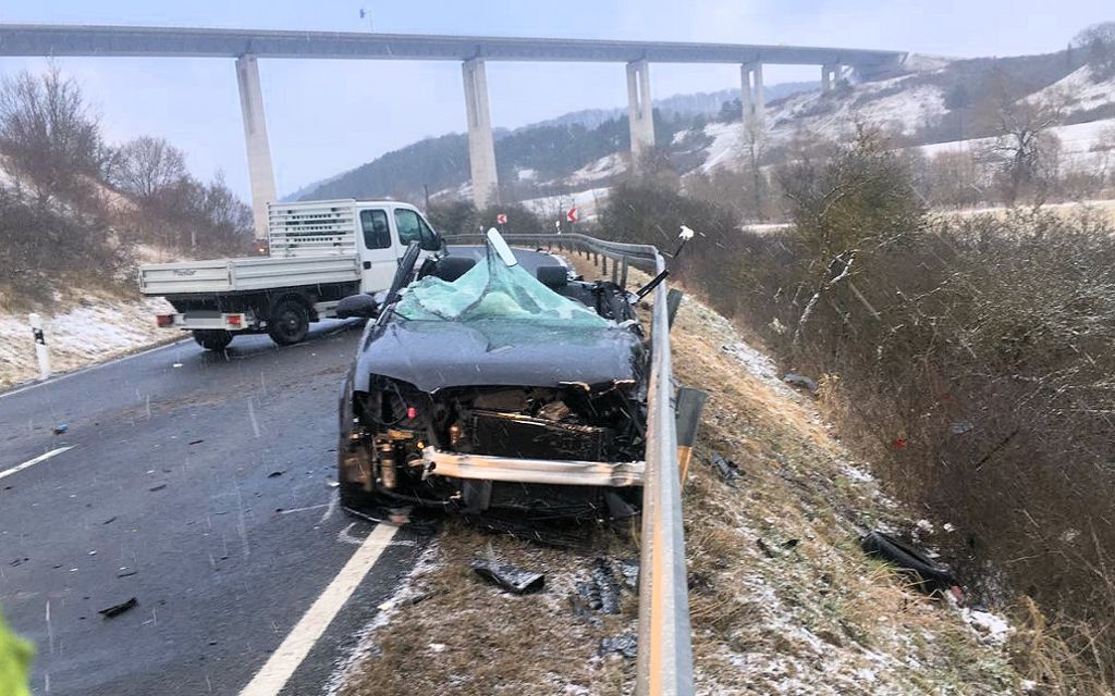 Ein Auto und zwei Transporter waren am 20. März 2018 in einen Unfall auf der Straße zwischen Schwarza und Rohr verwickelt. Vier Menschen wurden leicht verletzt.