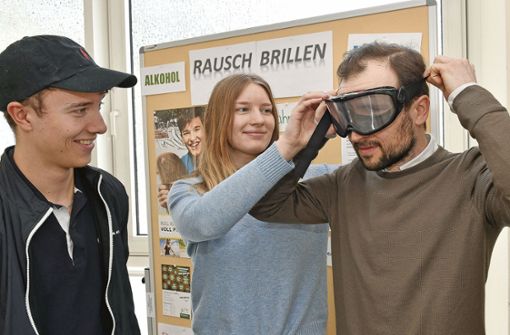 Francis Bambl (links) und Marcel Recknagel (rechts)  machen sie für eine Balancier-Runde mit der Rauschbrille bereit. Foto: Carl-Heinz Zitzmann