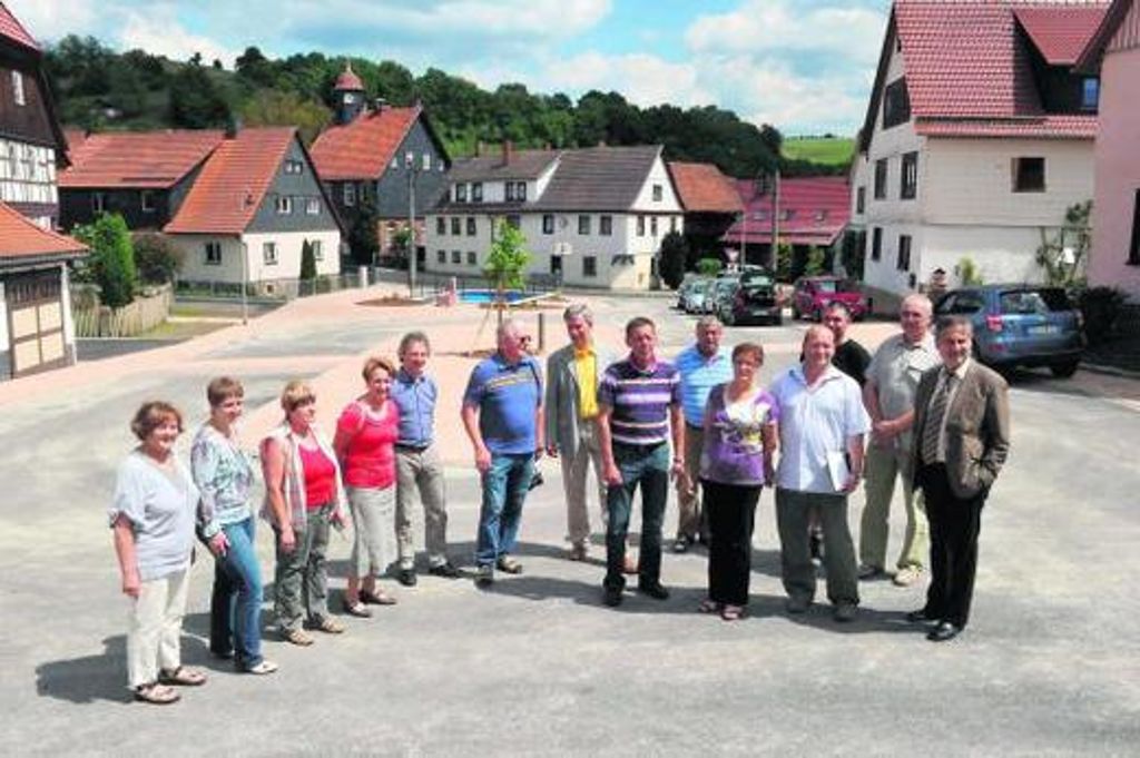Alle an der Sanierung des Gethleser Dorfplatzes Beteiligten sind sich einig: Der Platz kann sich jetzt sehen lassen. 	Fotos: frankphoto.de