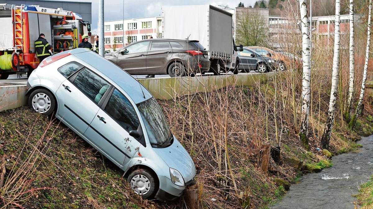 Suhl/ Zella-Mehlis: Glück im Unglück: Ein Auto in Suhl auf Abwegen
