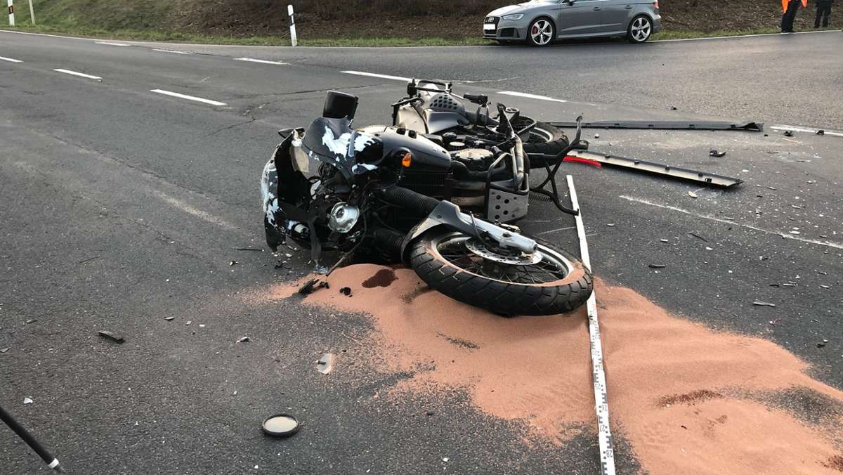 Nachbar-Regionen: Motorradfahrer stirbt nach Kollision mit Rettungswagen