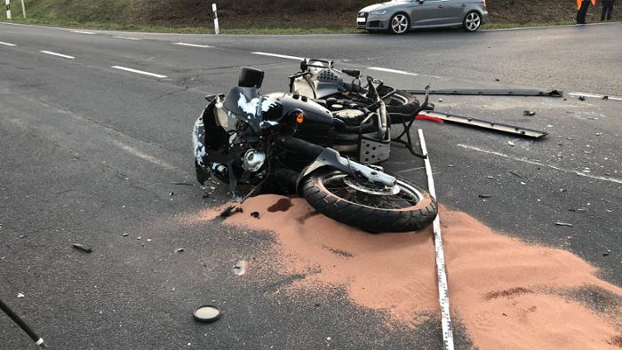 Motorradfahrer stirbt nach Kollision mit Rettungswagen