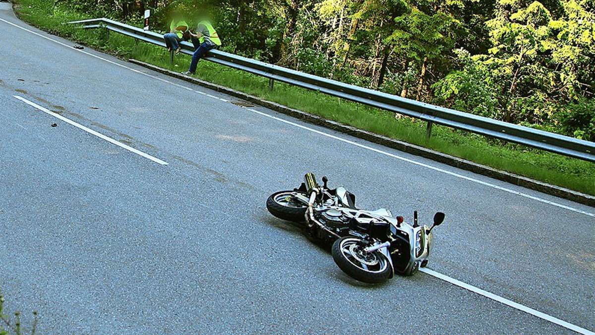 Kurvenstrecke: Motorradfahrer fliegt von der Straße