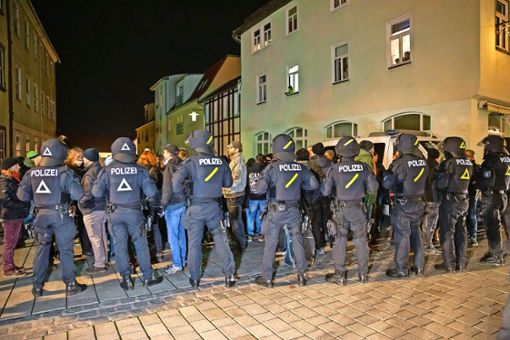 Eingekesselt: Demonstranten wurden von der Bereitschaftspolizei festgesetzt sowie nach und nach zur Identitätsfeststellung geführt. Foto: /Steffen Ittig