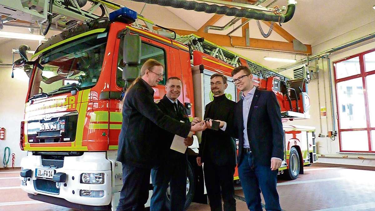 Ilmenau: Drehleiter-Fahrzeug offiziell übergeben