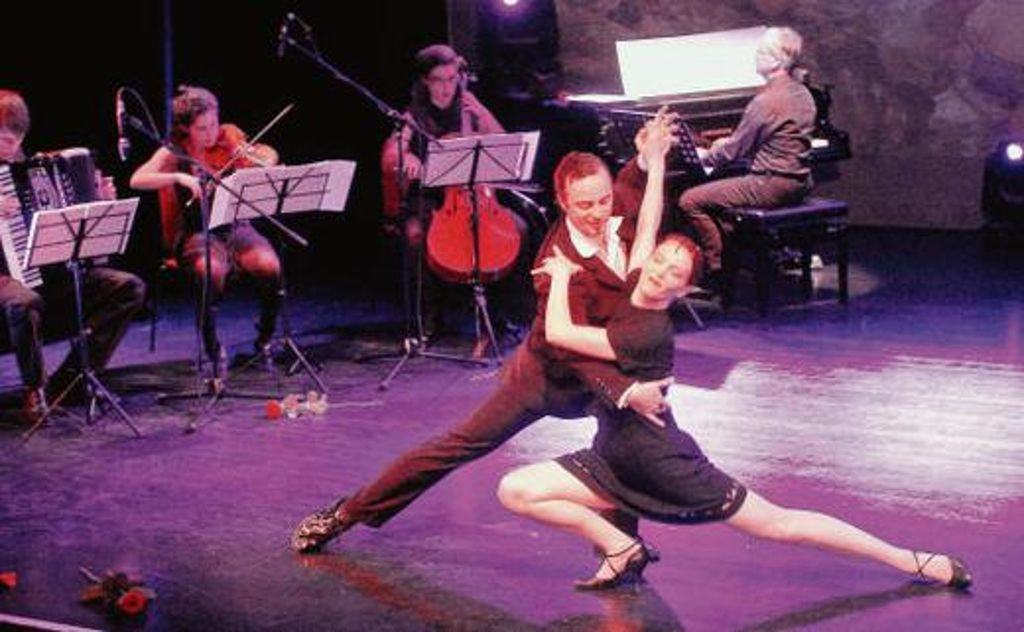 Ramona Seek und Lucian Narcis Savu vom Landestheater Eisenach präsentierten den Tango im Stadttheater Hildburghausen künstlerisch sehr eindrucksvoll und mit viel Leidenschaft und Hingabe. 	Fotos (2): Wolfgang Swietek