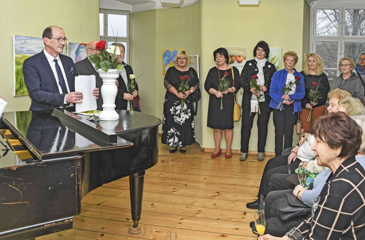 Alle  Mitglieder des Mal- und Zeichenzirkels Eisfeld bekamen von Museumsleiter Heiko Haine (links) eine Rose überreicht. Foto: Wolfgang Swietek