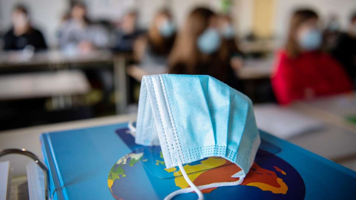 Coronapandemie: Lehrer fordern längerfristige Maskenpflicht an Schulen