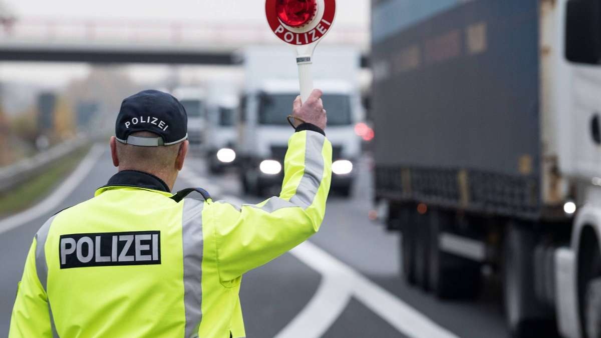 Thüringen: Lkw-Fahrer schleust Minderjährige versteckt im Laderaum