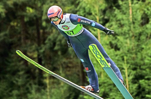 Noch ein Schanzenrekord: Karl Geiger landet seinen zweiten Sprung in Oberhof bei 107,5 Metern. Foto: /Gerhard König