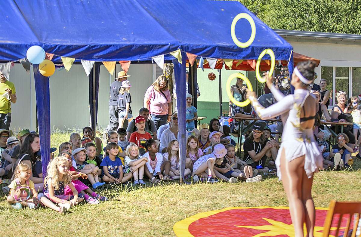 Die Kinder sahen wie gebannt und sehr aufmerksam den Zirkusvorführungen zu.