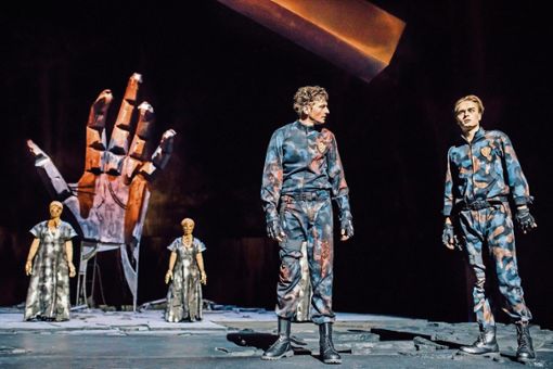 Im Meininger "Macbeth"-Bühnenbild, in dem sich die Figuren tummeln, verbinden sich analoge Welt und virtuelle Realität. Die Umsetzung folgt einer geniale Idee und ist gelungen. Foto: ari