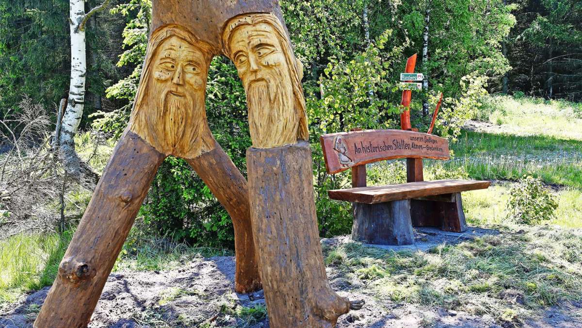Wanderwege: Ahnen aus Holz locken sogar Russen an
