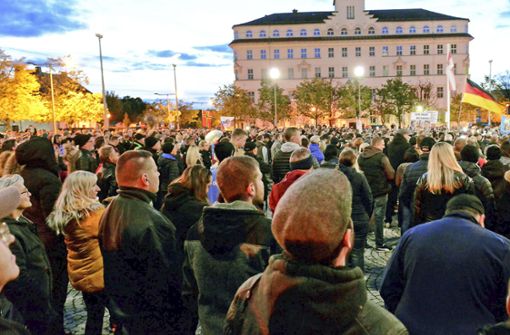 Deutlich über 2000 Demonstrierer kommen am Einheitsfeiertag zum Protest auf dem Rathausplatz zusammen. Foto: /Zitzmann