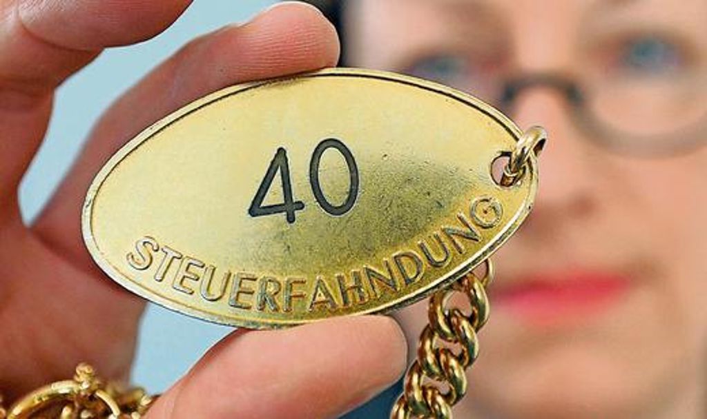 Eine Steuerfahnderin steht vor der Tür. Mit dieser Marke weist sie sich aus. In Thüringen sind 50 Fahnder im Einsatz. Foto: dpa