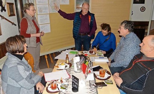 Die Wanderweggruppe der AG Tourismus des Komet-Projekts diskutiert Möglichkeiten der Erneuerung.	Foto: Klämt Quelle: Unbekannt