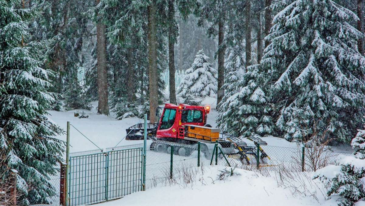 Sonneberg/Neuhaus: Auf dem Bornhügel in Neuhaus am Rennweg wurde am Donnerstag die erste Loipe der Saison in den Schnee gezogen.