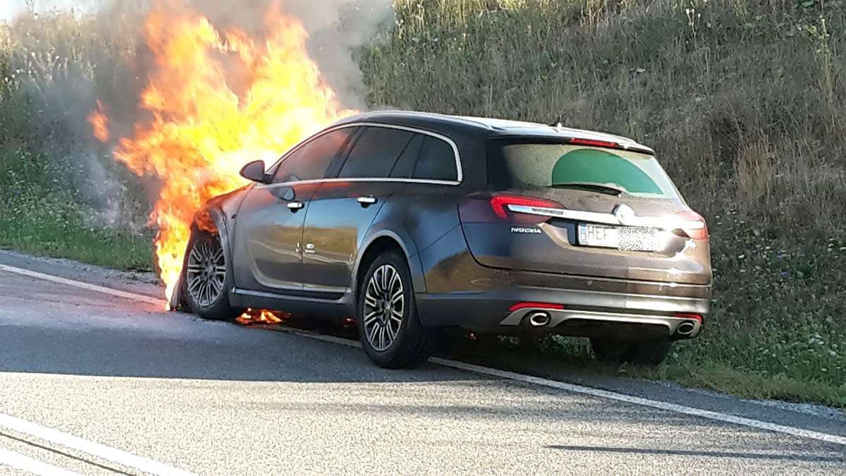 Thüringen: Nach Motorschaden: Auto steht in Flammen