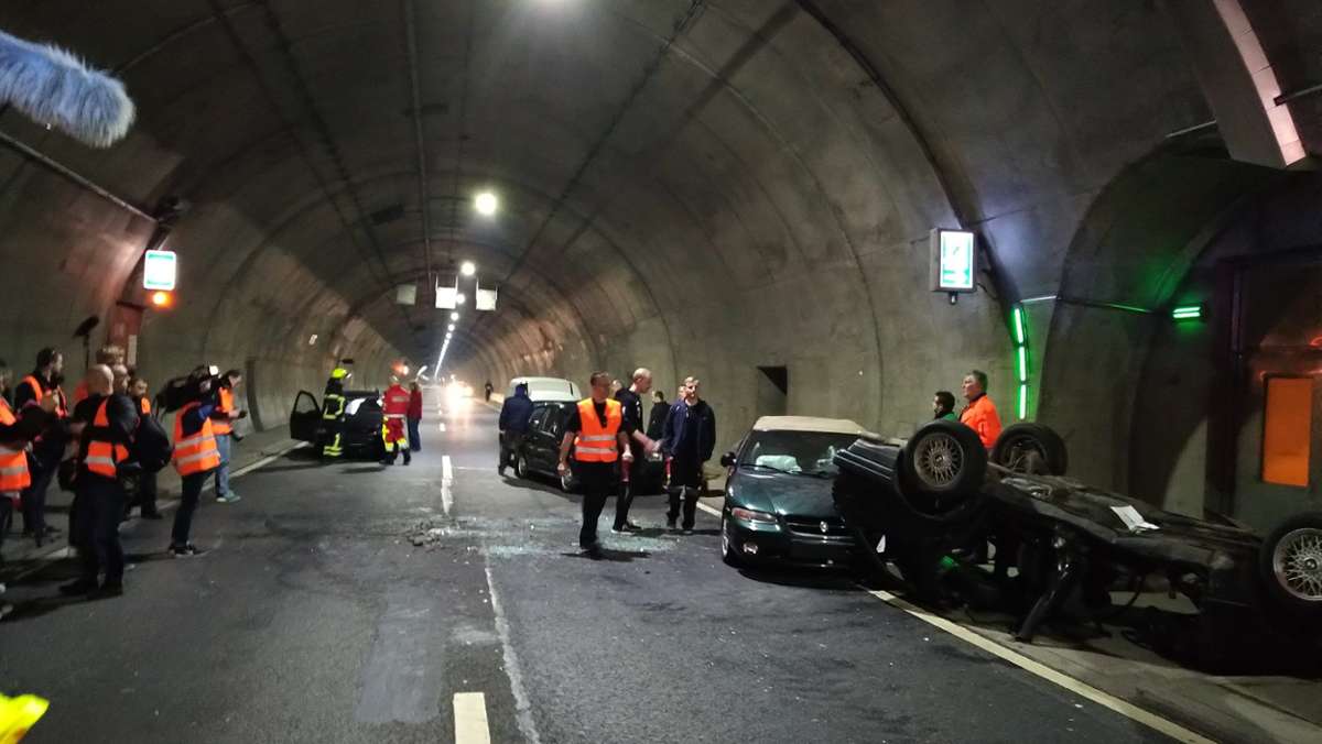 Thüringen: Tunnelübung auf Autobahn 71 in vollem Gange